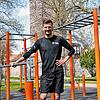 Andreas Förnbacher aus Villingen ist Personal Trainer und zeigt vor der SÜDKURIER-Videokamera, welche Übungen sich zum Einstieg in das ...