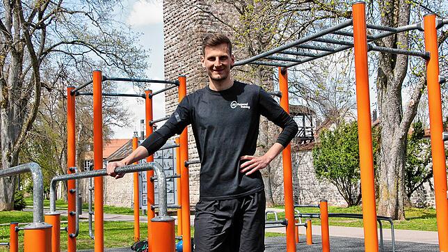 Andreas Förnbacher aus Villingen ist Personal Trainer und zeigt vor der SÜDKURIER-Videokamera, welche Übungen sich zum Einstieg in das ...