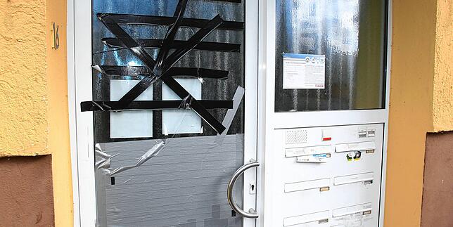 Eine demolierte Eingangstür als Beispiel für den Zustand der Gebäude in der Kaltbrunner Straße 12 bis 18.