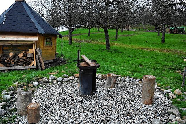 Ein Grillplatz für die Campinggäste gehört dazu. Auf dem Obsthof Moll ergeben sich rund ums Feuer viele interessante Gespräche.