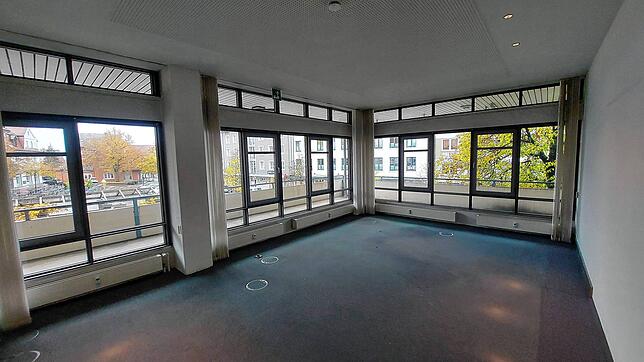 Von den Räumen im Obergeschoss aus hat man eine tolle Aussicht über den Hanselbrunnenplatz.