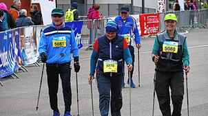 Gut gelaunt überqueren die Nordic-Walker nach zehn Kilometern die Ziellinie.