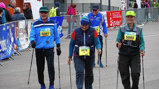 Gut gelaunt überqueren die Nordic-Walker nach zehn Kilometern die Ziellinie.