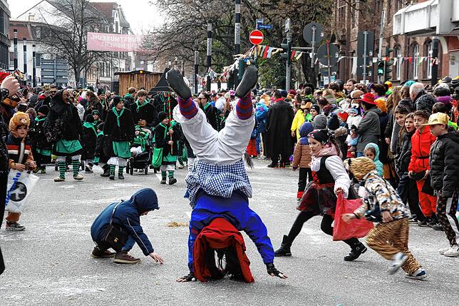 Bild 33: Sonne für die Narren: Großer Fasnet-Umzug begeistert in Singen!
