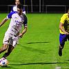 Das Hinspiel in Singen gewann der FC 03 Radolfzell (links Yves Graf) deutlich mit 4:0 gegen die Hohentwieler (rechts Marcel Ernst). Doch ...