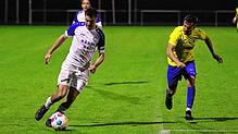 Das Hinspiel in Singen gewann der FC 03 Radolfzell (links Yves Graf) deutlich mit 4:0 gegen die Hohentwieler (rechts Marcel Ernst). Doch ...