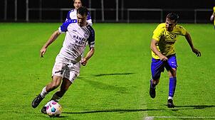 Das Hinspiel in Singen gewann der FC 03 Radolfzell (links Yves Graf) deutlich mit 4:0 gegen die Hohentwieler (rechts Marcel Ernst). Doch ...