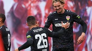 Stuttgarts Spieler Nick Woltemade (r) und Deniz Undav jubeln nach dem 2:2 in Leipzig.