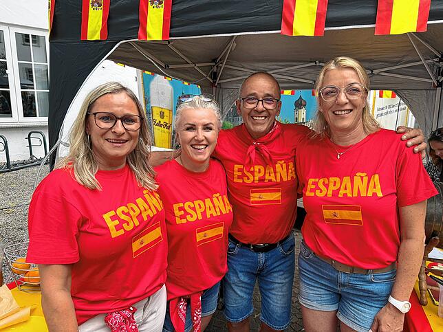 José Espinosa (Dritter von links) mit seinem Catering-Team verköstigte die Gäste am spanischen Abend im Schlosshof mit Tapas und Rotwein.