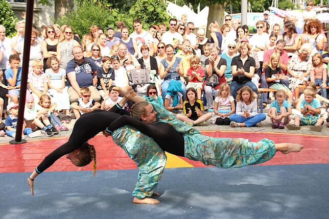 Mit spektakulären Nummern unterhiel der Überlinger Zirkus Faustino die Besucher beim Promenadenfest. Im Bild Inga Waldvogel und Paula ...