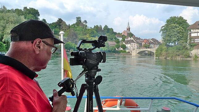 Voller Blick: Gusty Hufschmid bei seinen Dreharbeiten auf dem Laufenburger Fahrgastschiff.