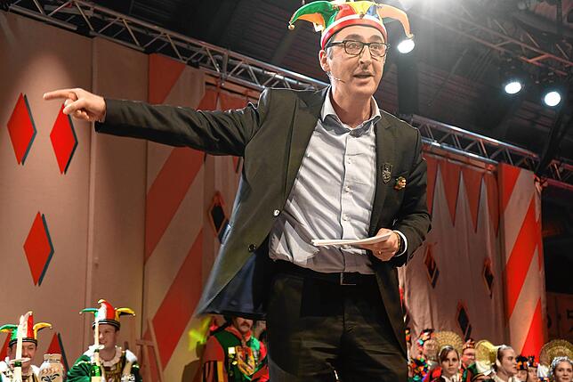 Deutliche Geste: Cem Özdemir zeigte in seiner Rede genau, in welche Richtung er wollte, nämlich Richtung Freispruch. Geklappt hat das nicht.