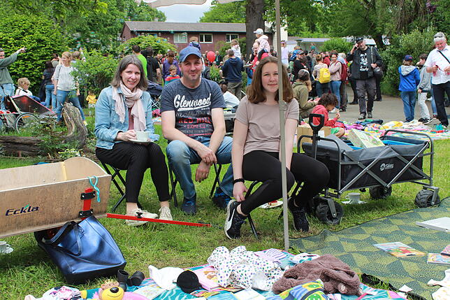 Bernadette, Martin und Paula Renner (von links) freuen sich über den großen Andrang beim Kinderdorffest. Einige Sachen haben sie beim ...