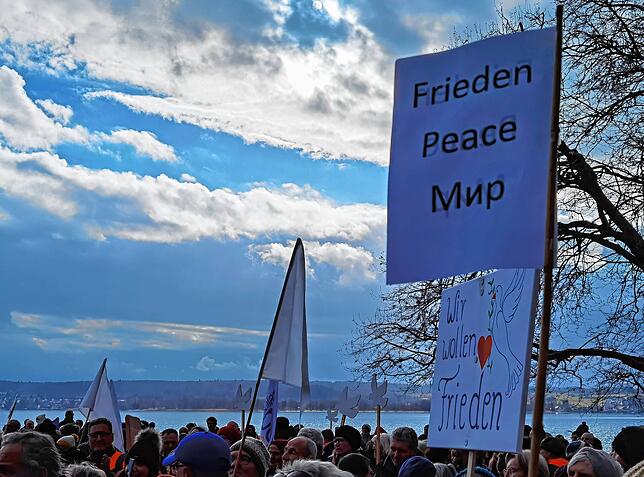 Hoffnung der Demonstranten: Frieden, Peace, Mir.