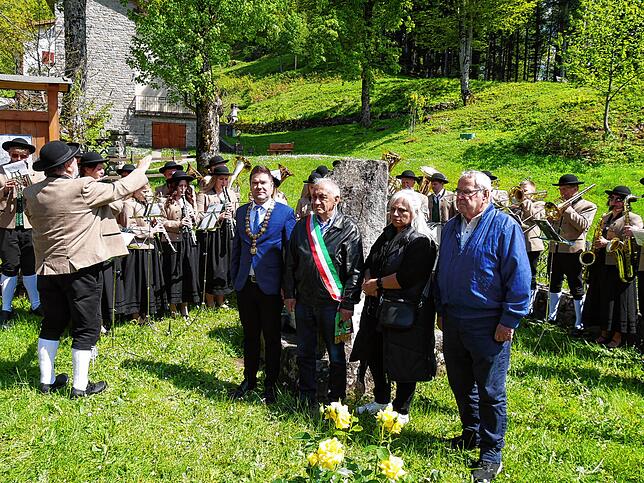 Mit einer kleinen Feierstunde gedachte man der Gräueltaten in Lizzano im Zweiten Weltkrieg (von links): Holger Mayer, Sergio Polmonari, ...
