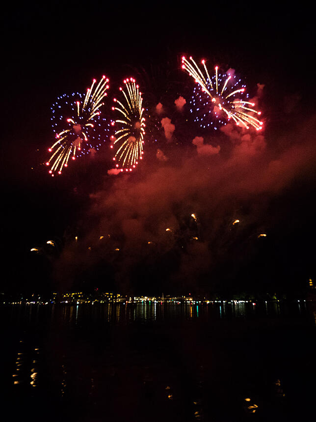 Bild 10: Das Seenachtfest-Feuerwerk vom Logenplatz am Yachthafen: Der Konstanzer Teil in Bildern