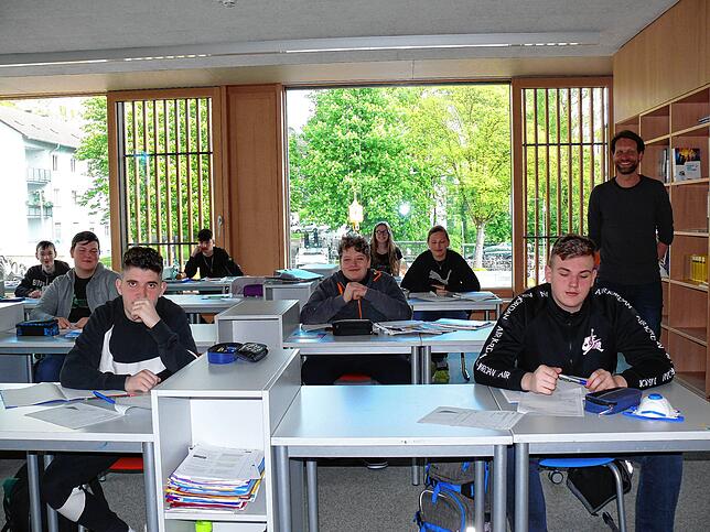 Die Schüler der zehnten Klasse in der GMS sitzen nach Corona-Regeln im Klassenzimmer – zur Sicherheit auf Distanz.
