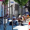 Ein Getränk im Freien genossen am gestrigen Montag einige Gäste, wie hier in der Karl-Fürstenberg-Straße.