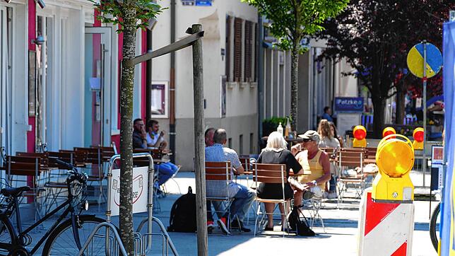 Ein Getränk im Freien genossen am gestrigen Montag einige Gäste, wie hier in der Karl-Fürstenberg-Straße.