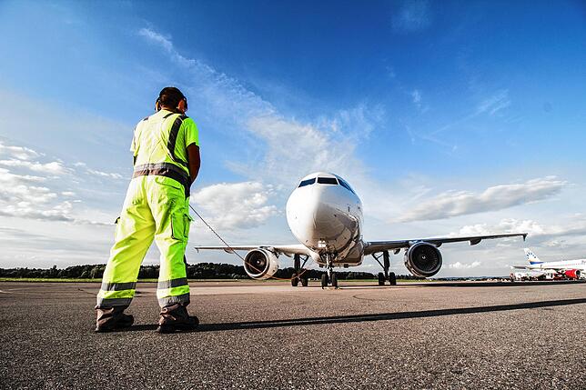 Für weitaus mehr Emissionen als der Flughafen sind die Flugzeuge selbst verantwortlich. Auf dem Bild ist ein Passagierflieger am Häfler ...