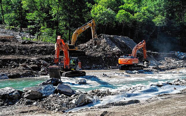 Bagger auf der Baustelle an der A13.