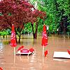 Tische und Stühle der Minigolfanlage Waldshut stehen auf diesem Bild unter Wasser. Immer wieder wird die Anlage bei Hochwasser überschwemmt.