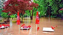 Tische und Stühle der Minigolfanlage Waldshut stehen auf diesem Bild unter Wasser. Immer wieder wird die Anlage bei Hochwasser überschwemmt.