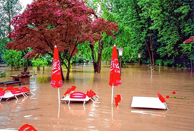 Tische und Stühle der Minigolfanlage Waldshut stehen auf diesem Bild unter Wasser. Immer wieder wird die Anlage bei Hochwasser überschwemmt.