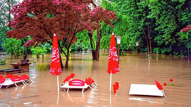 Tische und Stühle der Minigolfanlage Waldshut stehen auf diesem Bild unter Wasser. Immer wieder wird die Anlage bei Hochwasser überschwemmt.