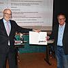 Urkundenübergabe mit Corona-Sicherheitsabstand: Stockachs Bürgermeister Rainer Stolz (links) verleiht Harald Karge die Bürgermedaille.