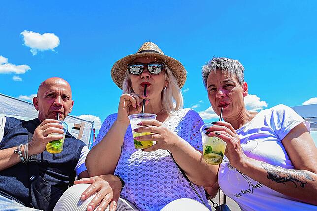 Juan Kretschmer-Jennert, Ines Kretschmer und Simone Warzecha aus Emmingen genießen am ersten Messetag einen leckeren Cocktail. ...
