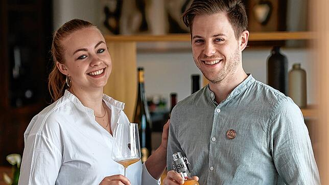Julian Lechner und seine Freundin Jessica Napowanez haben sich in der Pandemie überlegt, wie eine Menü-Begleitung ohne Alkohol aussehen ...