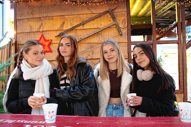 Bild 9: So schön! Besucher genießen den Waldshuter Weihnachtsmarkt