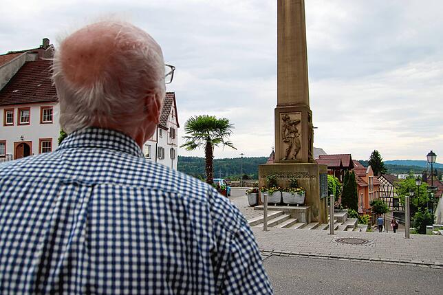 Blick auf das Kriegerdenkmal: Michael Oswald will aktiv werden, um zu verhindern, dass sich die Geschichte von Radikalisierung, Diktatur ...