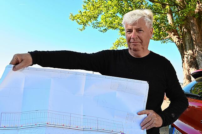 Lutz Ackermann mit dem Plan der neuen Steganlage.