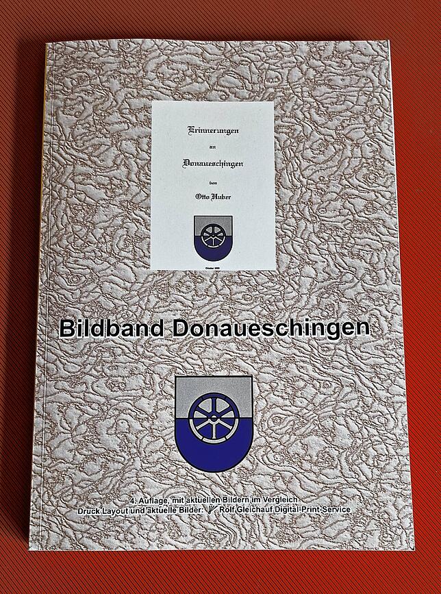 So sieht der fertige Druck von Rolf Gleichaufs Buch aus. Auf 254 Seiten blickt er in die Vergangenheit und auf die Gegenwart der ...