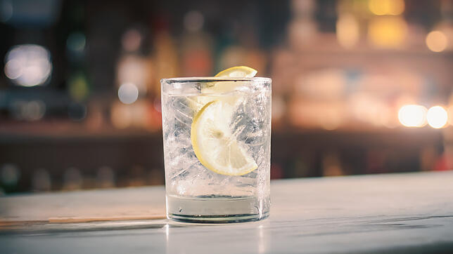 Gin wird in fünf Schritten hergestellt.