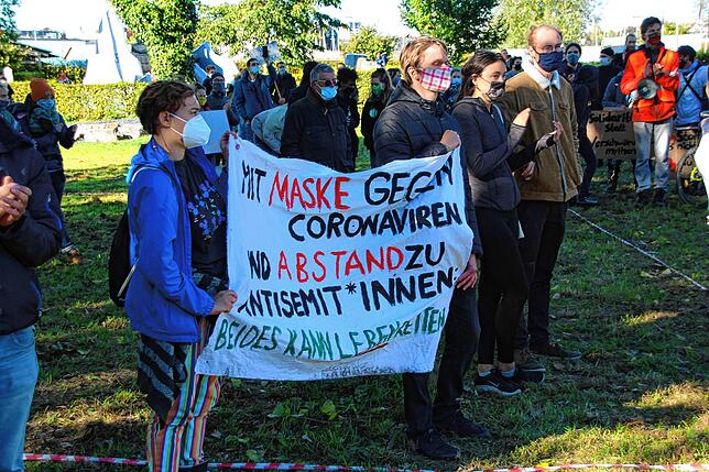 Klare Botschaft: Maske gegen Corona, Abstand zu Antisemiten.