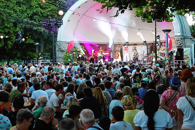 Bild 1: Seenachtfest 2024: Im Stadtgarten spielt nicht nur die Musik, sondern spielen auch die Kinder