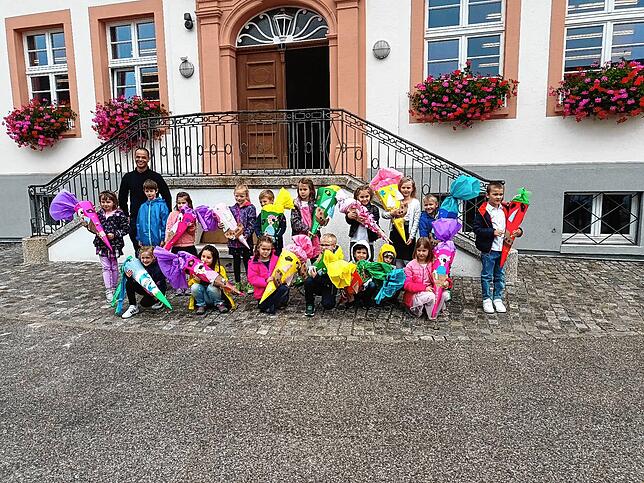 Sieben Jungen und zehn Mädchen wurden in die erste Klasse der Schlüchttalschule Grafenhausen eingeschult. Klassenlehrer ist Tobias Kohler.