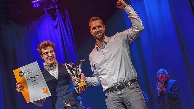 Steffen Kaiser (rechts) und David Langendörfer bei der Preisverleihung der Deutschen Meisterschaft der Zauberkunst in Lübeck.