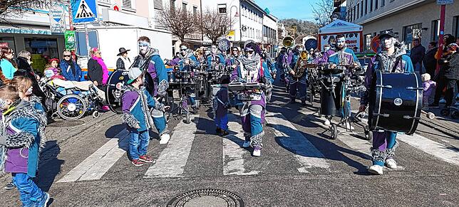 Bild 9: Der große Fasnetsumzug in Tiengen im strahlenden Sonnenschein - hier die schönsten Einblicke