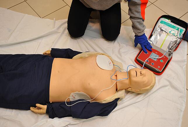 Das Defibrillationsgerät löst bei Kammerflimmern einen Stromstoß aus. Das Gerät gibt genaue Anweisungen.