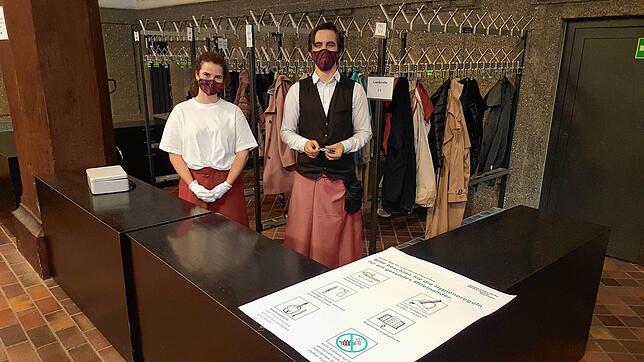Maxine Hummel und Tobias Henkel haben an der Garderobe derzeit wenig zu tun. Dafür helfen sie an unter anderem beim Desinfizieren der ...