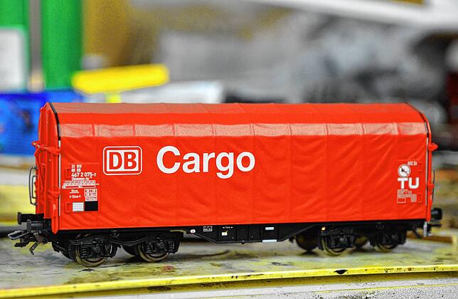 Arbeitsfläche für Detail-Verliebte: die Bezeichnungen für Güterwaggons.