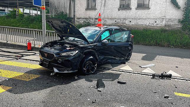 Eins der beiden Fahrzeuge nach dem Frontalzusammenstoß bei Bad Zurzach.