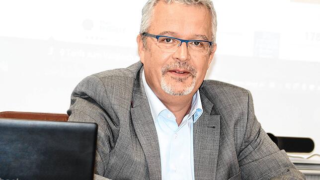 Stadtwerkechef Jörg-Arne Bias kündigt für 2024 eine massive Preissenkung für Strom- und Gaskunden an.