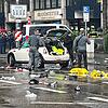Polizisten untersuchen ein Auto in der Nähe des Einsatzortes in München.