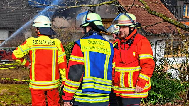 Bild 2: Dachstuhl steht in Flammen: ein Verletzter und hoher Schaden