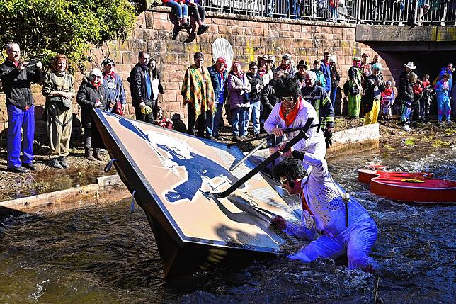 Bild 2: Die besten Bilder der Schramberger Bachnafahrt am Rosenmontag